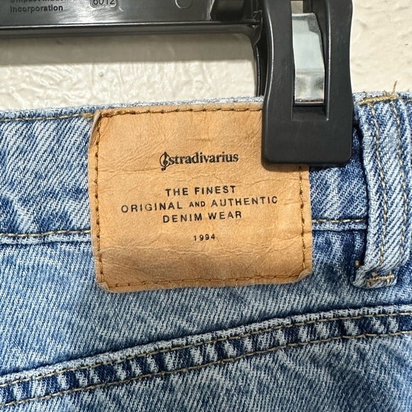 Stradivarius Womens Size 6‎ Blue Distressed High-Rise Button Fly Mom Jeans - Picture 6 of 6